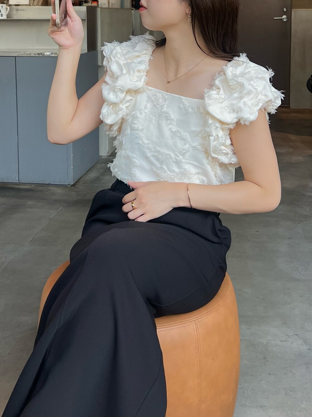 ホワイト系のシャツ/ブラウス、ブラック系のスカート、ブラック系のサンダルを着用したレディースの夏コーディネートの4枚目の写真