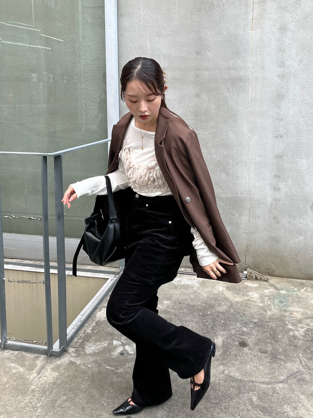 ベージュ系のTシャツ/カットソー、ブラック系のスカート、ブラック系のその他パンツを着用したレディースの夏コーディネートの7枚目の写真