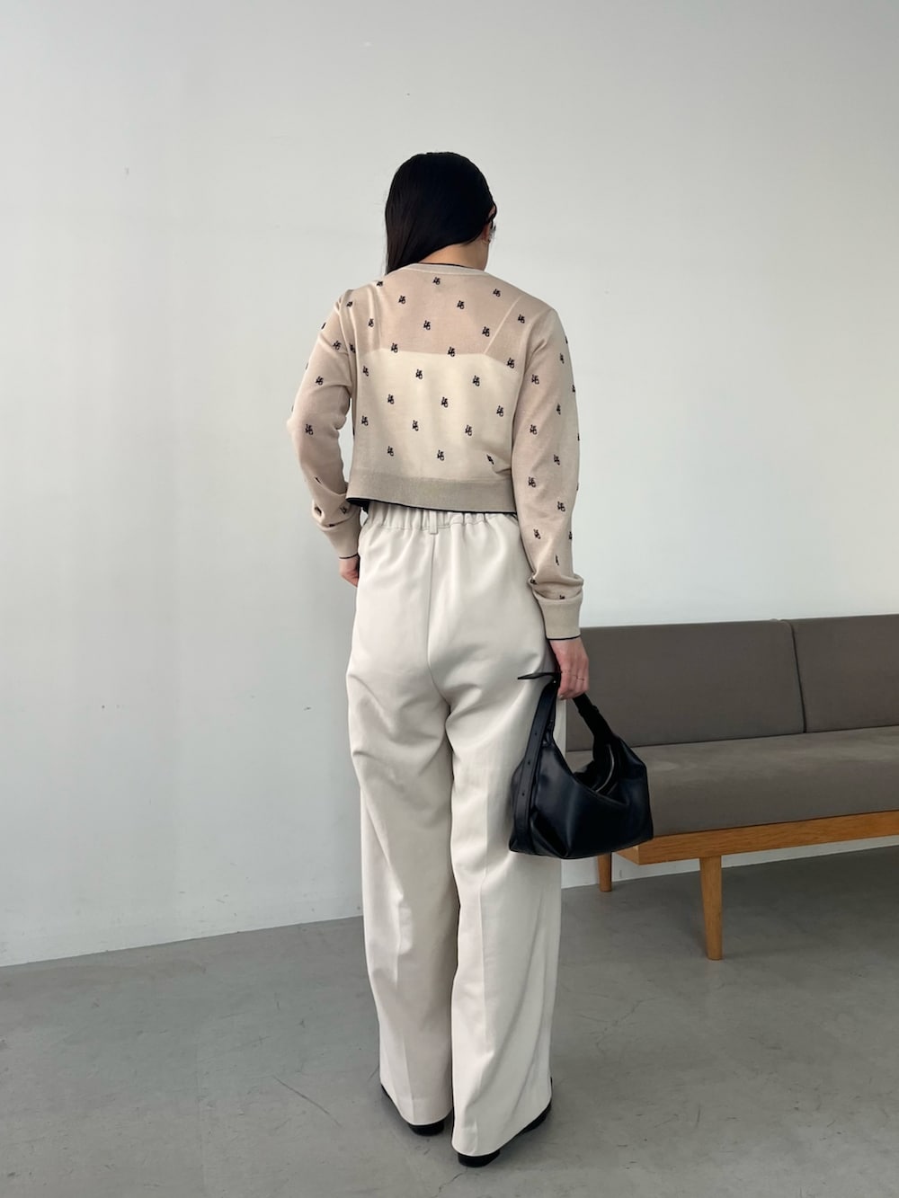 ベージュ系のカーディガン/ボレロ、ホワイト系のその他パンツ、ブラック系のショルダーバッグを着用したレディースの春コーディネートの4枚目の写真
