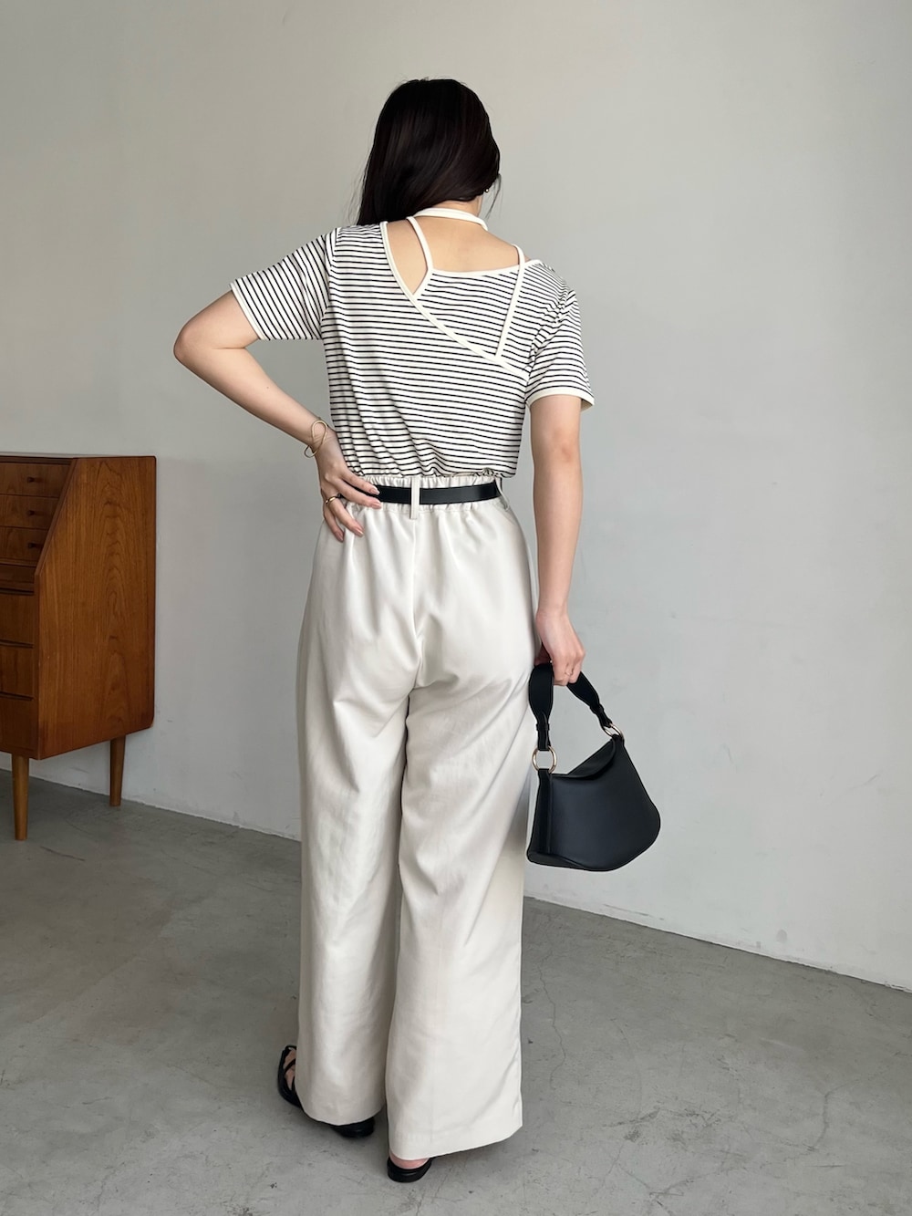 ホワイト系のTシャツ/カットソー、ホワイト系のその他パンツ、ブラック系のサンダルを着用したレディースの夏コーディネートの4枚目の写真
