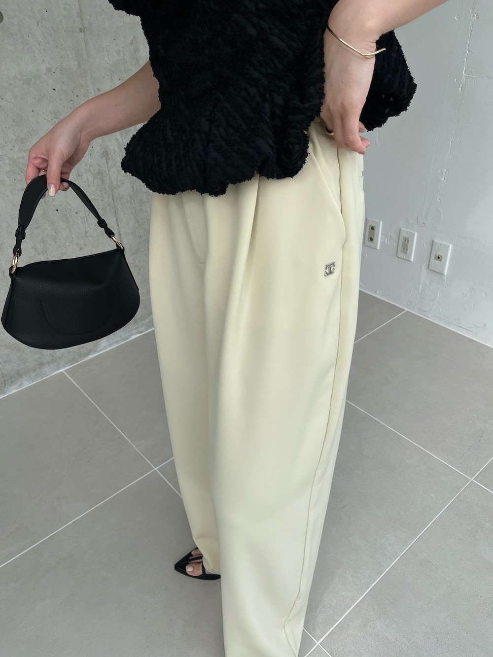 ブラック系のシャツ/ブラウス、イエロー系のその他パンツ、ブラック系のサンダルを着用したレディースの夏コーディネートの4枚目の写真