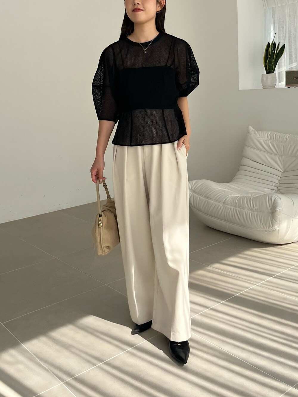 ブラック系のシャツ/ブラウス、ホワイト系のその他パンツ、ブラック系のパンプスを着用したレディースの夏コーディネートの3枚目の写真