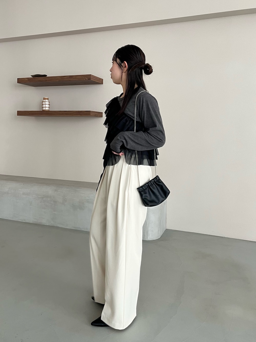 グレー系のTシャツ/カットソー、ホワイト系のその他パンツ、ブラック系のショルダーバッグを着用したレディースの春コーディネートの3枚目の写真