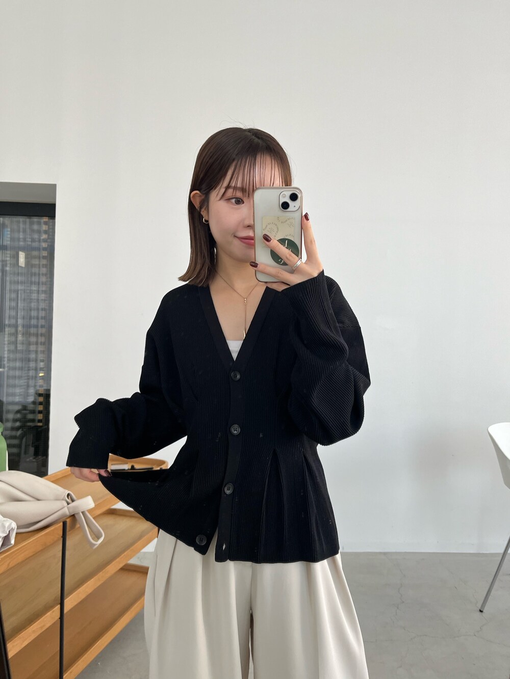 ブラック系のカーディガン/ボレロ、ホワイト系のその他パンツ、ブラック系のパンプスを着用したレディースの冬コーディネートの4枚目の写真