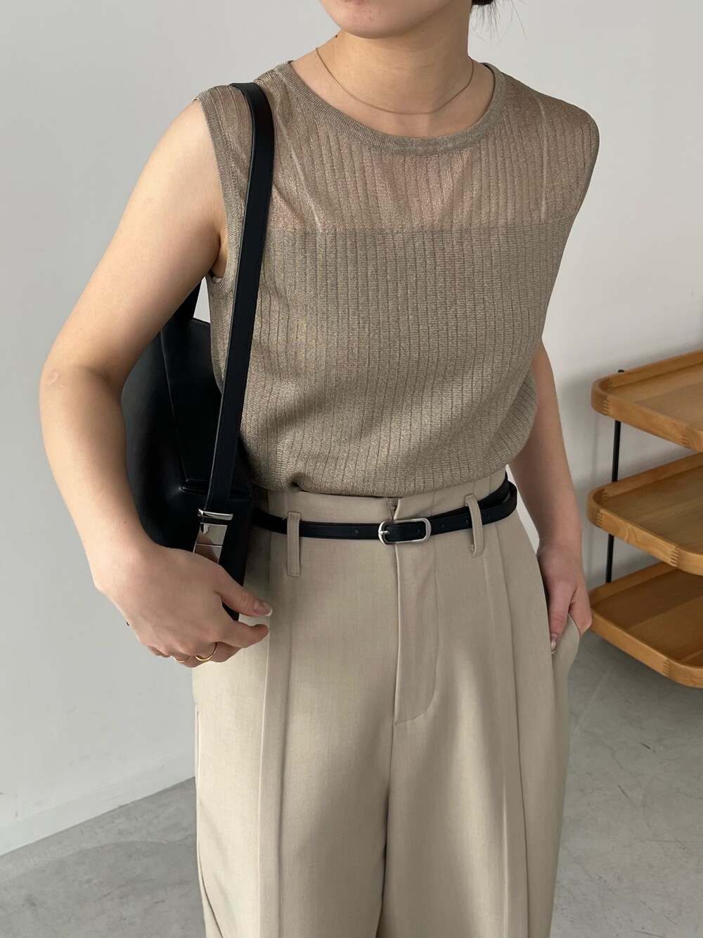 ベージュ系のニット/セーター、ベージュ系のその他パンツを着用したレディースの春コーディネートの3枚目の写真