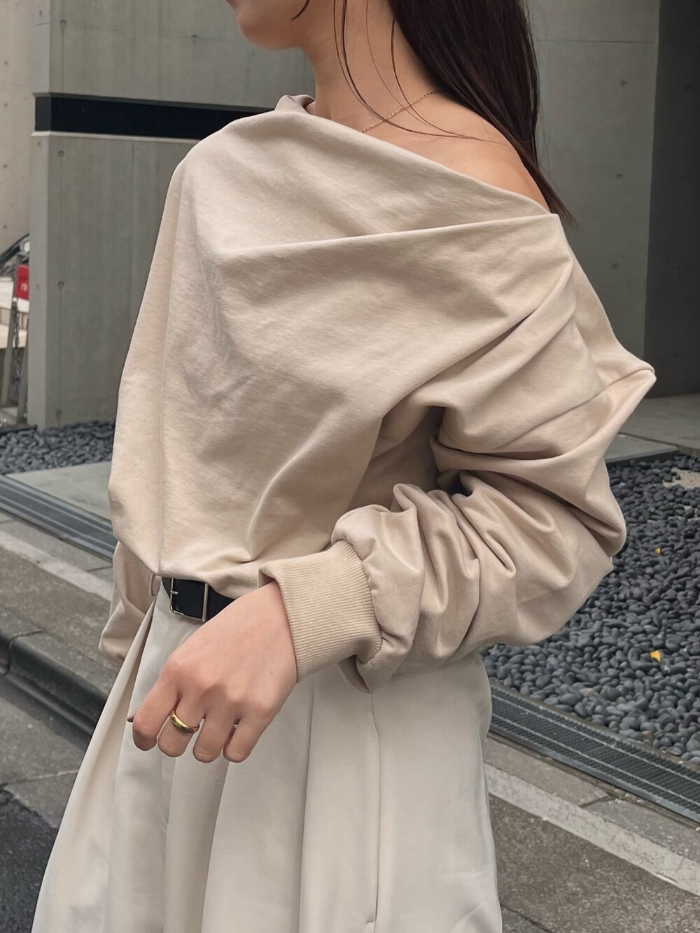 ベージュ系のTシャツ/カットソー、ホワイト系のその他パンツ、ブラック系のブーツを着用したレディースの春コーディネートの4枚目の写真