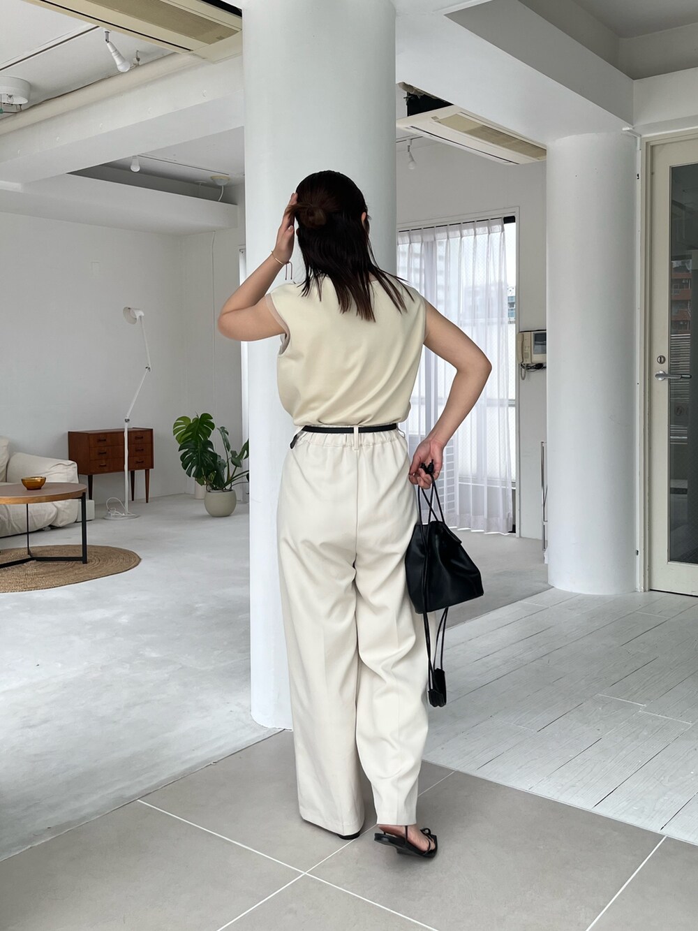 ベージュ系のTシャツ/カットソー、ホワイト系のその他パンツ、ブラック系のサンダルを着用したレディースの夏コーディネートの5枚目の写真