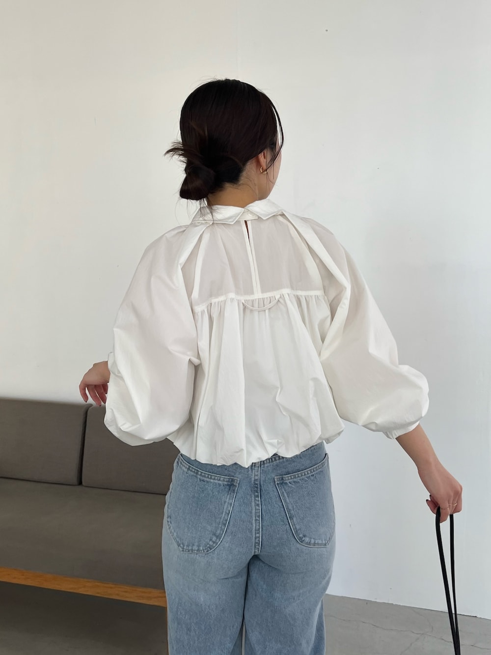 ホワイト系のシャツ/ブラウス、ブルー系のデニムパンツ、ブラック系のパンプスを着用したレディースの春コーディネートの4枚目の写真