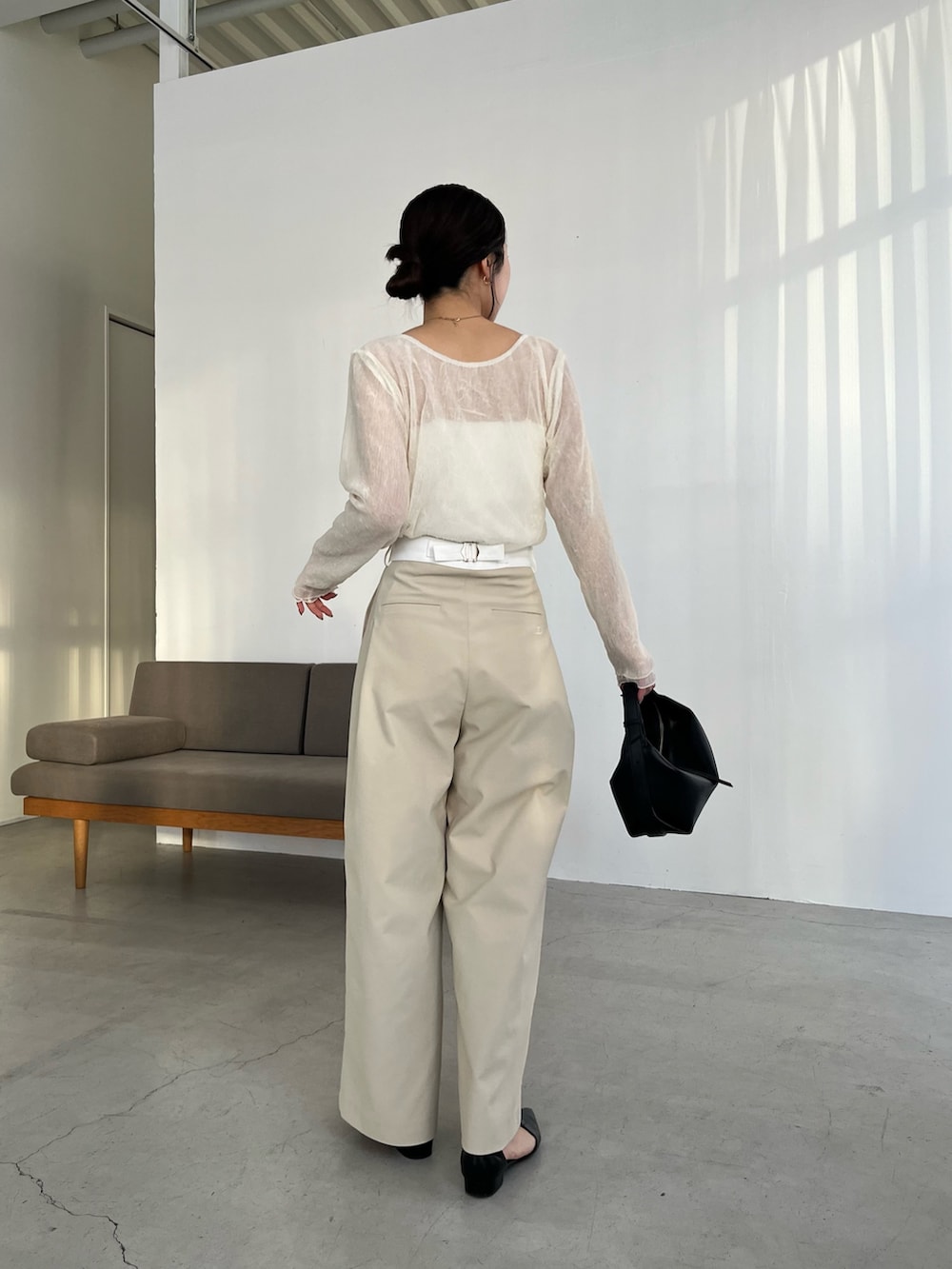 ベージュ系のその他パンツ、ブラック系のパンプス、ブラック系のショルダーバッグを着用したレディースの春コーディネートの5枚目の写真
