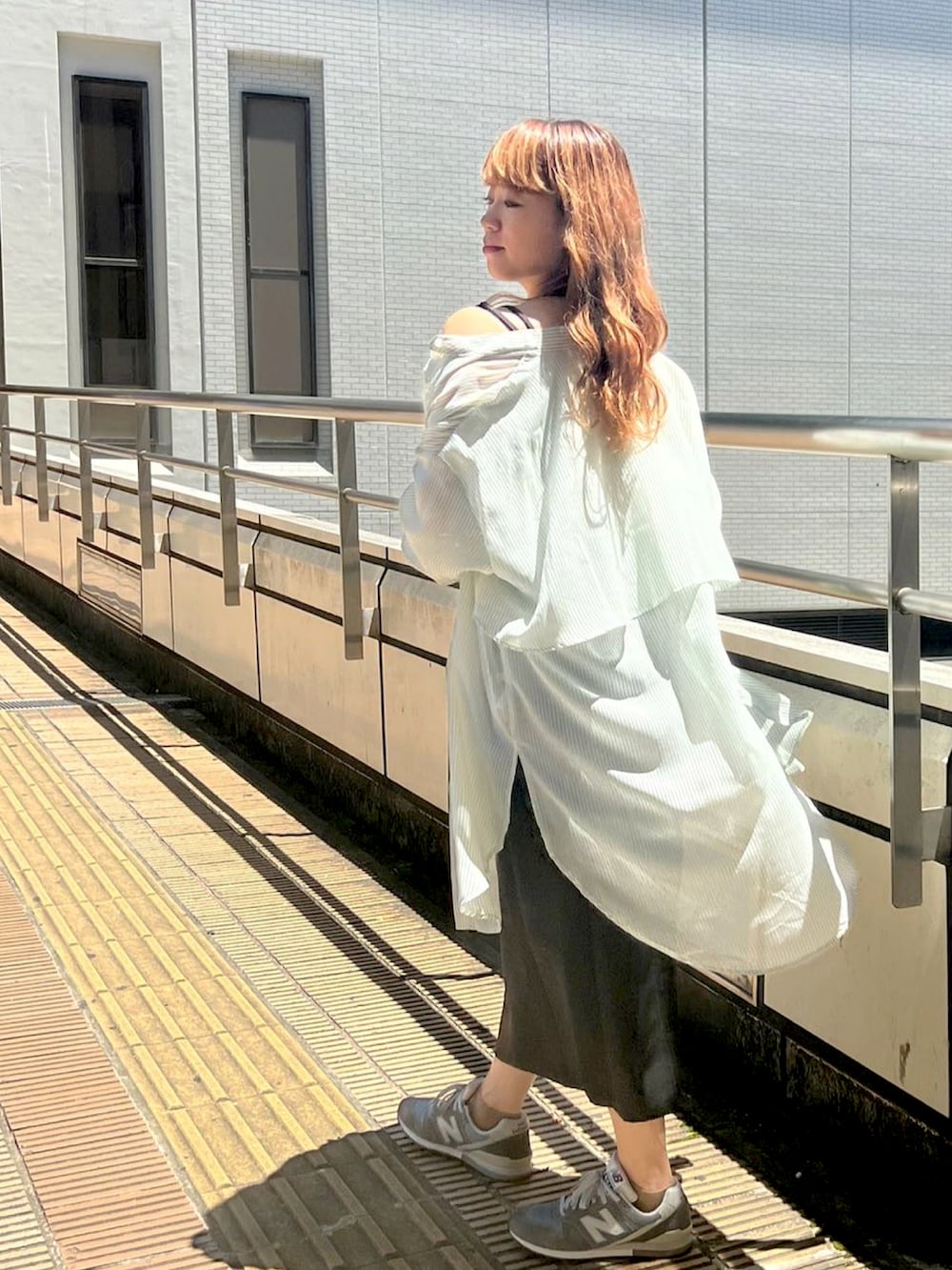 ブルー系のスニーカー、ブラック系のワンピース、グリーン系のシャツ/ブラウスを着用したレディースの夏コーディネートの2枚目の写真