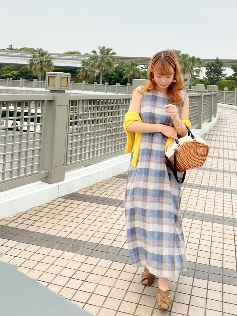 ブルー系のドレス、ブラウン系のバッグ、ブラウン系のサンダルを着用したレディースの夏コーディネートの3枚目の写真