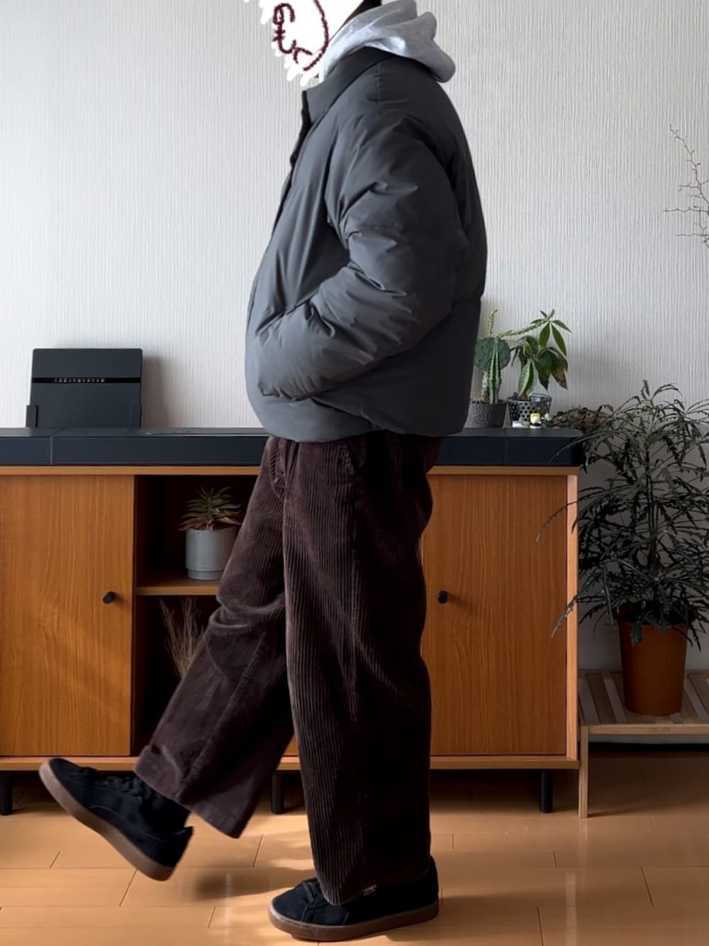 グレー系のダウンジャケット/コート、グレー系のパーカー、ブラック系のスニーカーを着用したメンズの冬コーディネートの3枚目の写真