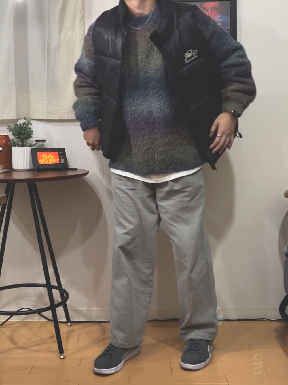 パープル系のニット/セーター、グレー系のデニムパンツ、グレー系のスニーカーを着用したメンズの冬コーディネートの3枚目の写真