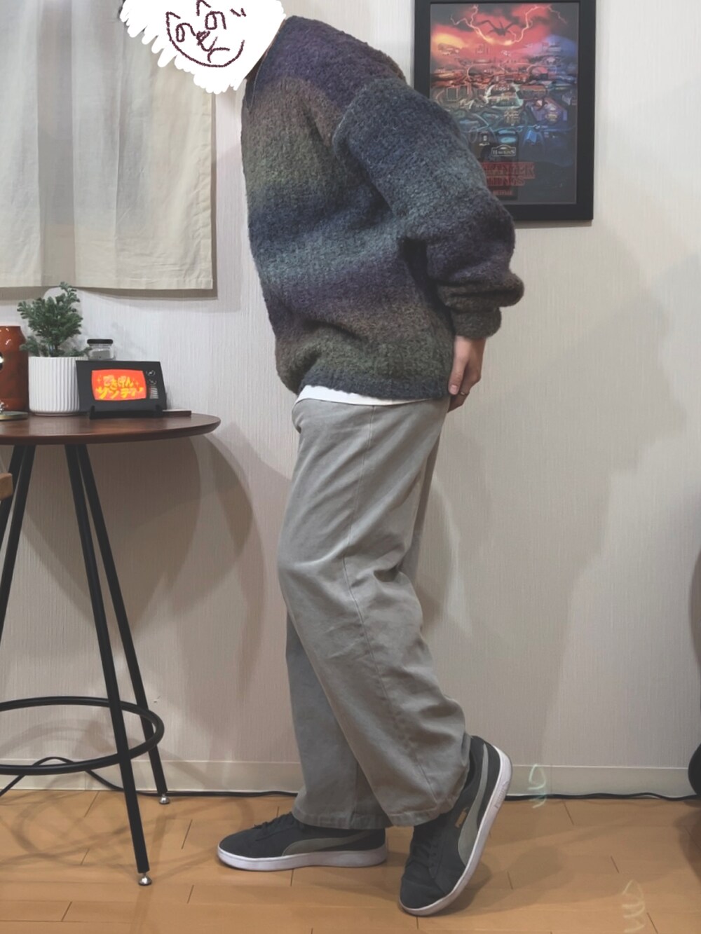 パープル系のニット/セーター、グレー系のデニムパンツ、グレー系のスニーカーを着用したメンズの冬コーディネートの2枚目の写真