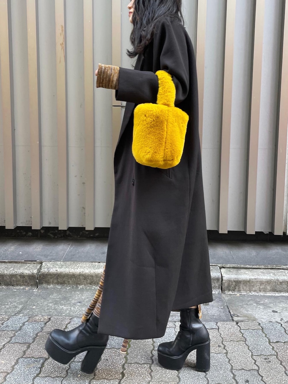 「秋冬コーデ、大人コーデ、きれいめカジュアル、大人カジュアル、ブラックコーデ、厚底ブーツ、シンプルコーデ」｜「R&Eの【R&E】厚底ショートブーツ（ブーツ、ブラック系）」を使った、R&E_REZOY本部staffさん（レディース・148cm）の秋コーディネートの3枚目の写真