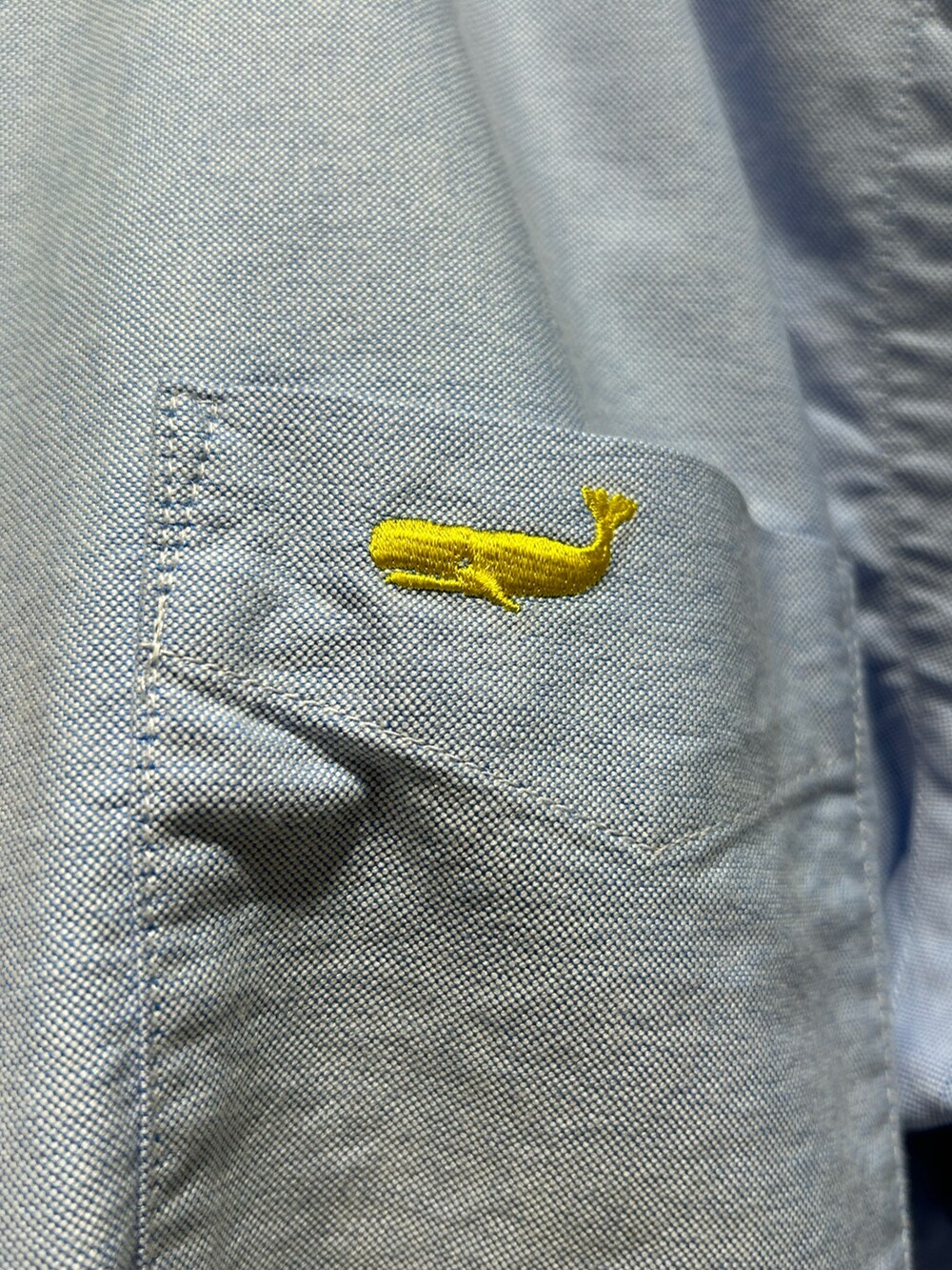 ブルー系のシャツ/ブラウス、グリーン系のキャップを着用したメンズの秋コーディネートの2枚目の写真