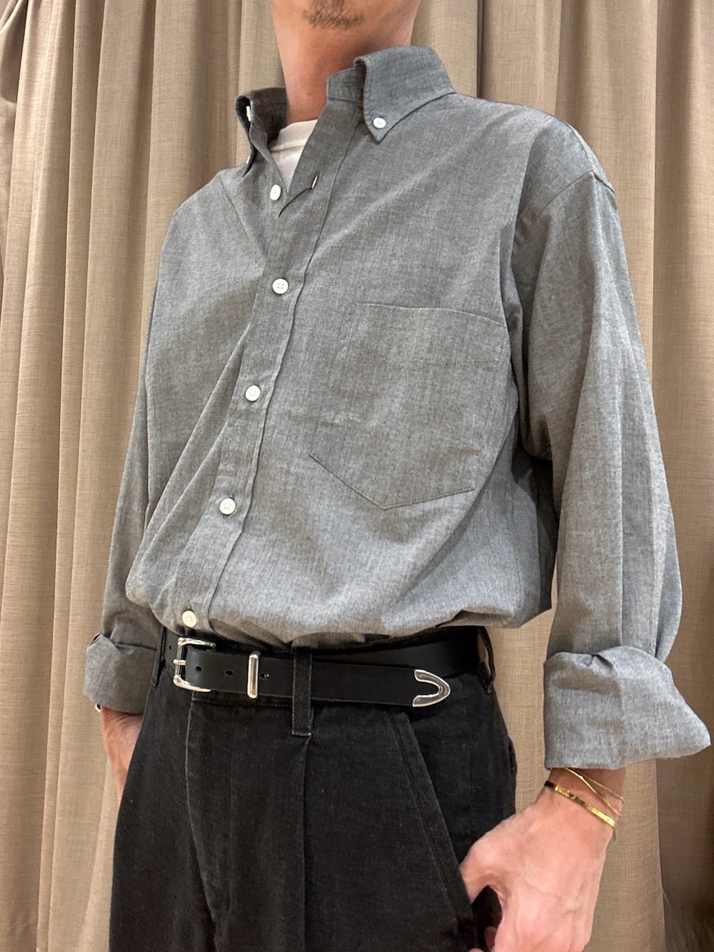 グレー系のシャツ/ブラウス、ブラック系のバックパック/リュック、ブラック系のその他パンツを着用したメンズの秋コーディネートの3枚目の写真