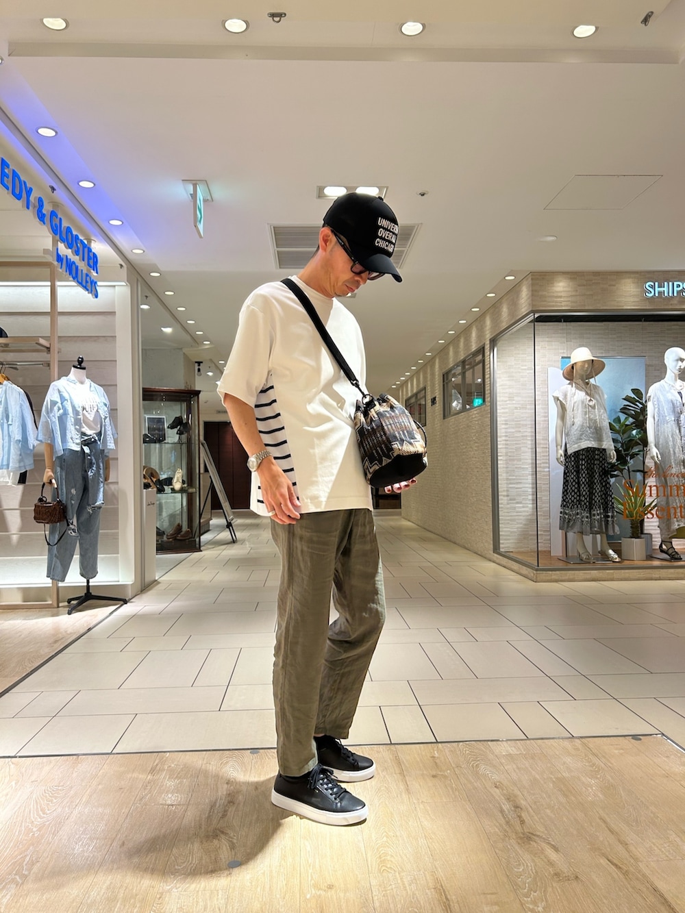 グリーン系のその他パンツ、ブラック系のショルダーバッグ、ホワイト系のTシャツ/カットソーを着用したメンズの夏コーディネートの2枚目の写真