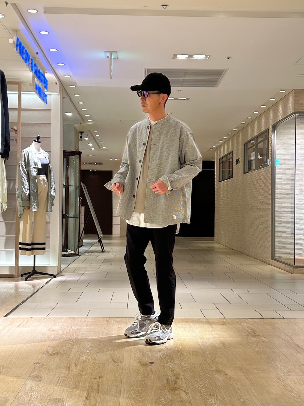 ブルー系のシャツ/ブラウス、ベージュ系のニット/セーターを着用したメンズの春コーディネートの2枚目の写真