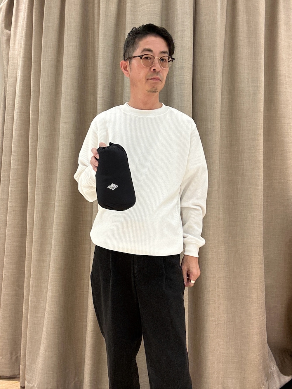 ホワイト系のTシャツ/カットソー、ブラック系のその他パンツを着用したメンズの秋コーディネートの3枚目の写真