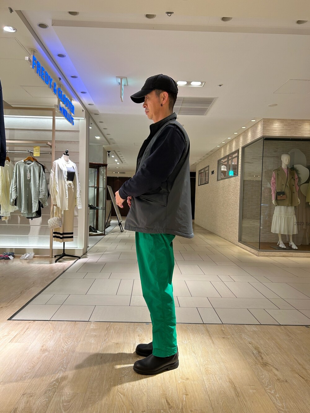 グレー系のスウェット、グレー系のベストを着用したメンズの春コーディネートの2枚目の写真