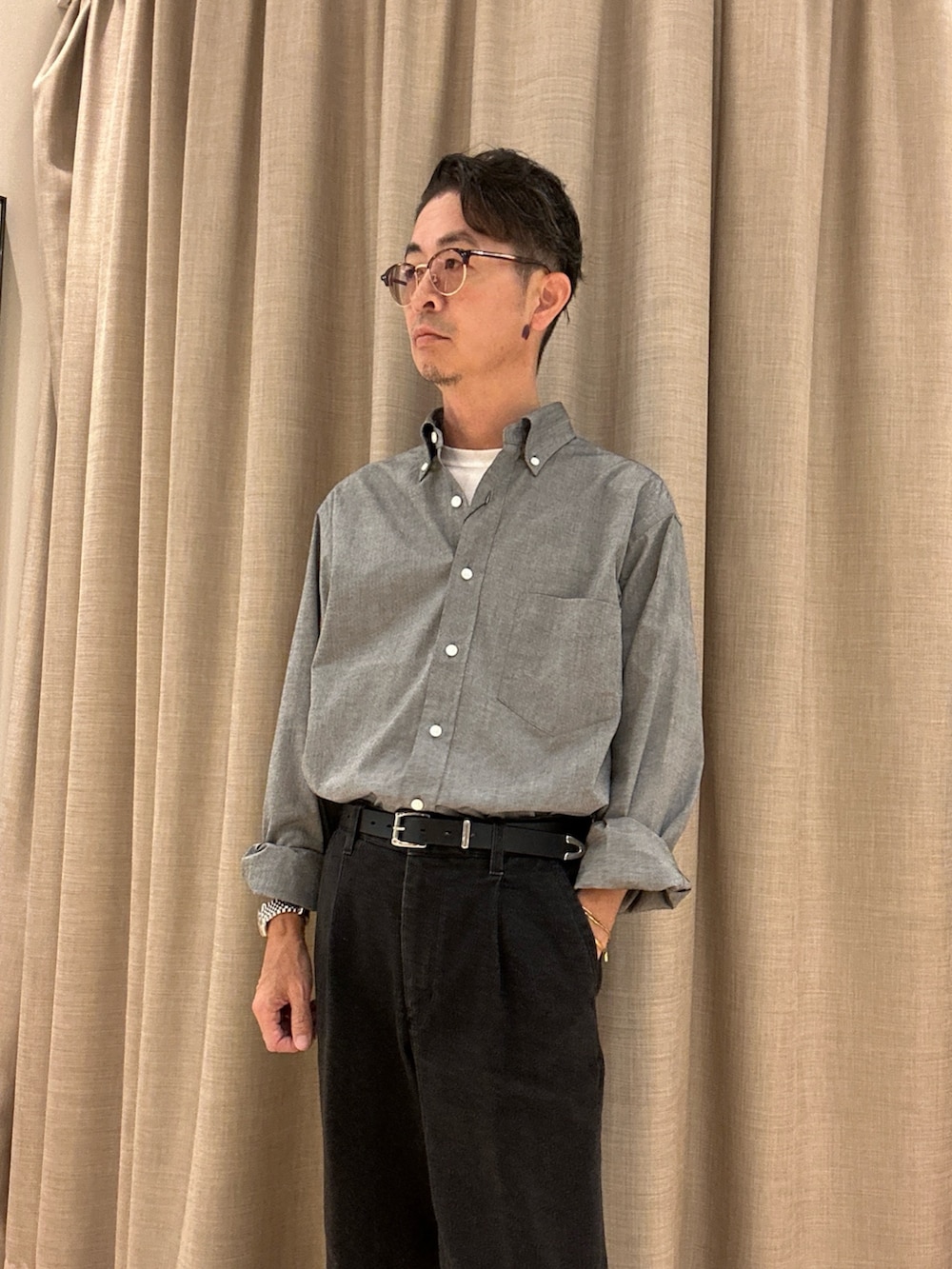 グレー系のシャツ/ブラウス、ブラック系のバックパック/リュック、ブラック系のその他パンツを着用したメンズの秋コーディネートの2枚目の写真