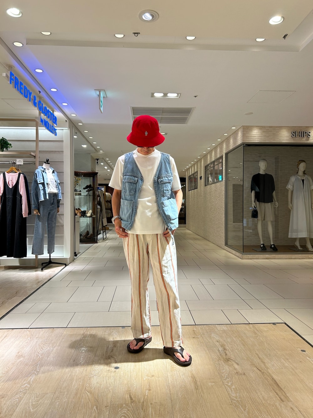 ブルー系のデニムジャケット、ホワイト系のその他パンツ、ホワイト系のTシャツ/カットソーを着用したメンズの夏コーディネートの2枚目の写真