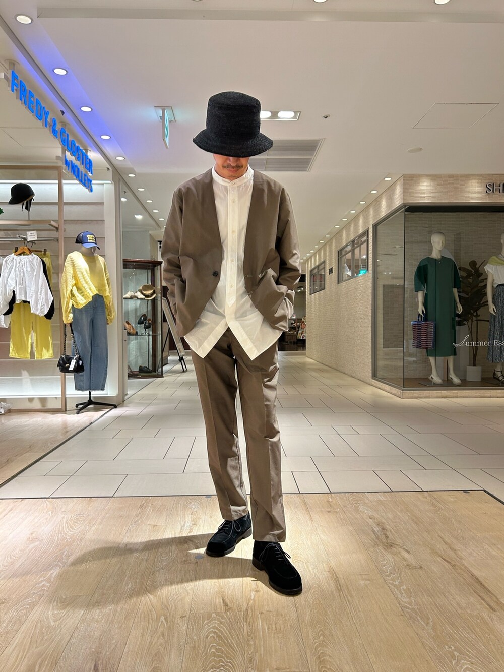 ベージュ系のノーカラージャケット、ベージュ系のその他パンツ、ブラック系のハットを着用したメンズの春コーディネートの2枚目の写真