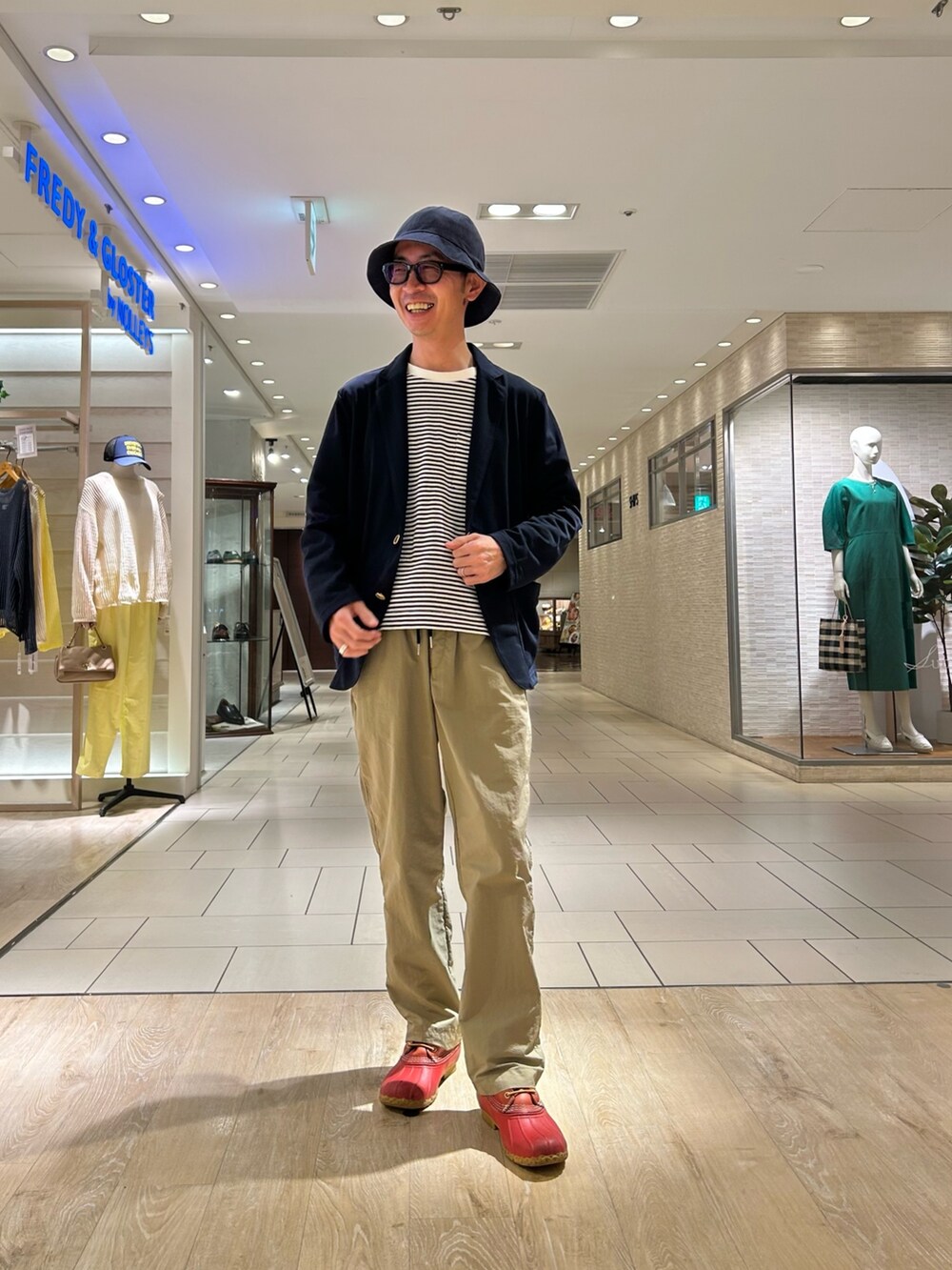 ブルー系のカーディガン/ボレロ、ベージュ系のその他パンツ、ブルー系のTシャツ/カットソーを着用したメンズの春コーディネートの2枚目の写真