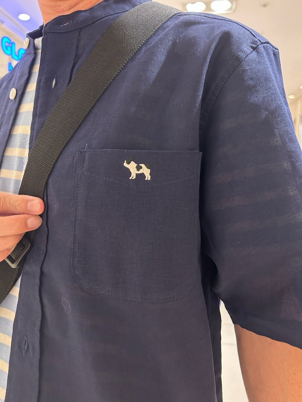 ブルー系のシャツ/ブラウス、ブルー系のショルダーバッグ、ブルー系のTシャツ/カットソーを着用したメンズの夏コーディネートの2枚目の写真