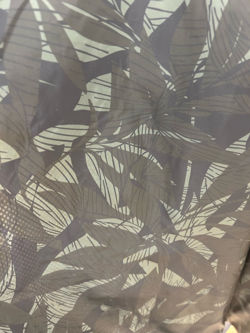 ブラック系のブルゾン、ブラック系のベスト、ブルー系のデニムパンツを着用したメンズの冬コーディネートの2枚目の写真