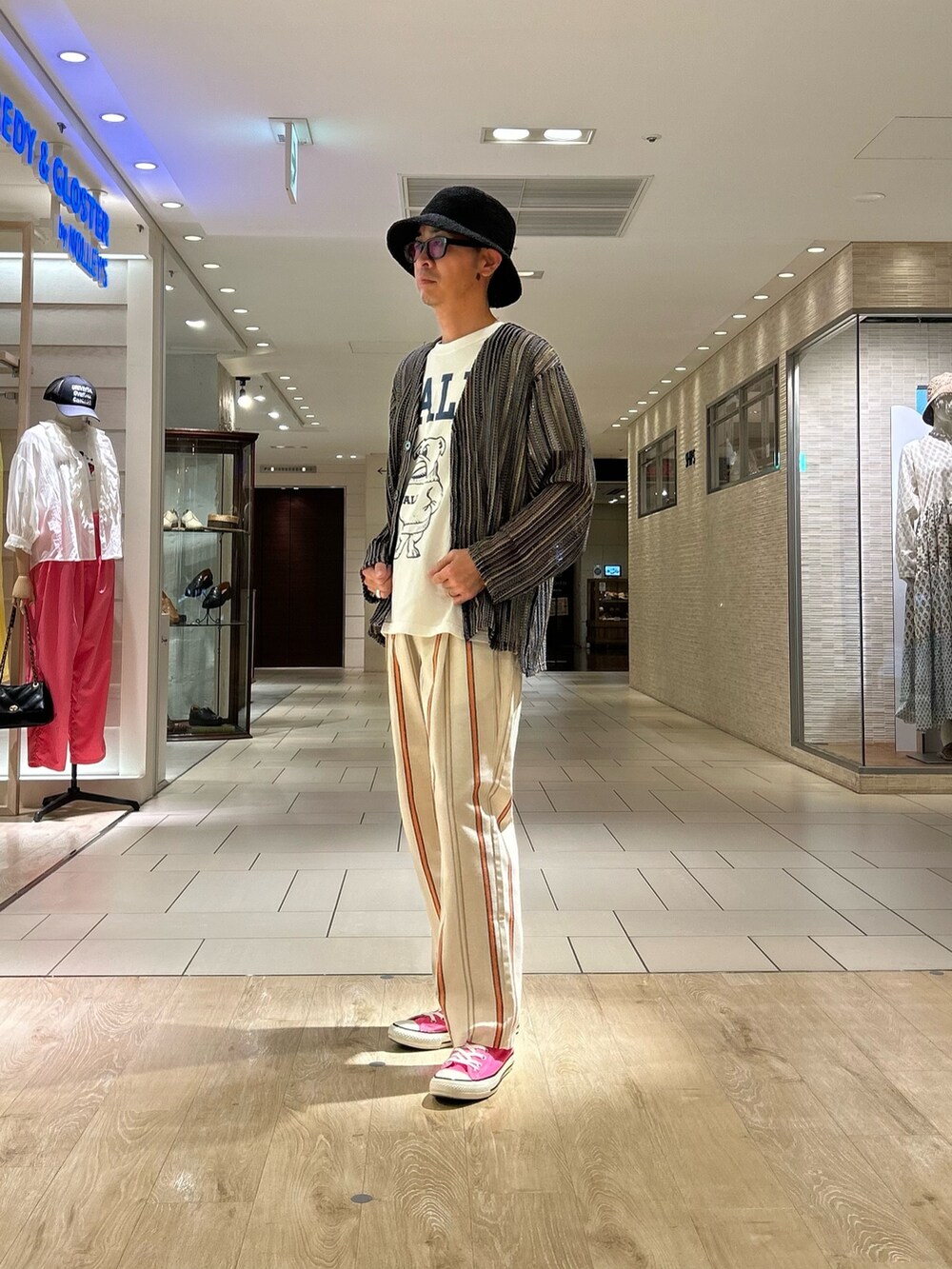 ホワイト系のTシャツ/カットソー、ブルー系のシャツ/ブラウス、ホワイト系のその他パンツを着用したメンズの春コーディネートの2枚目の写真