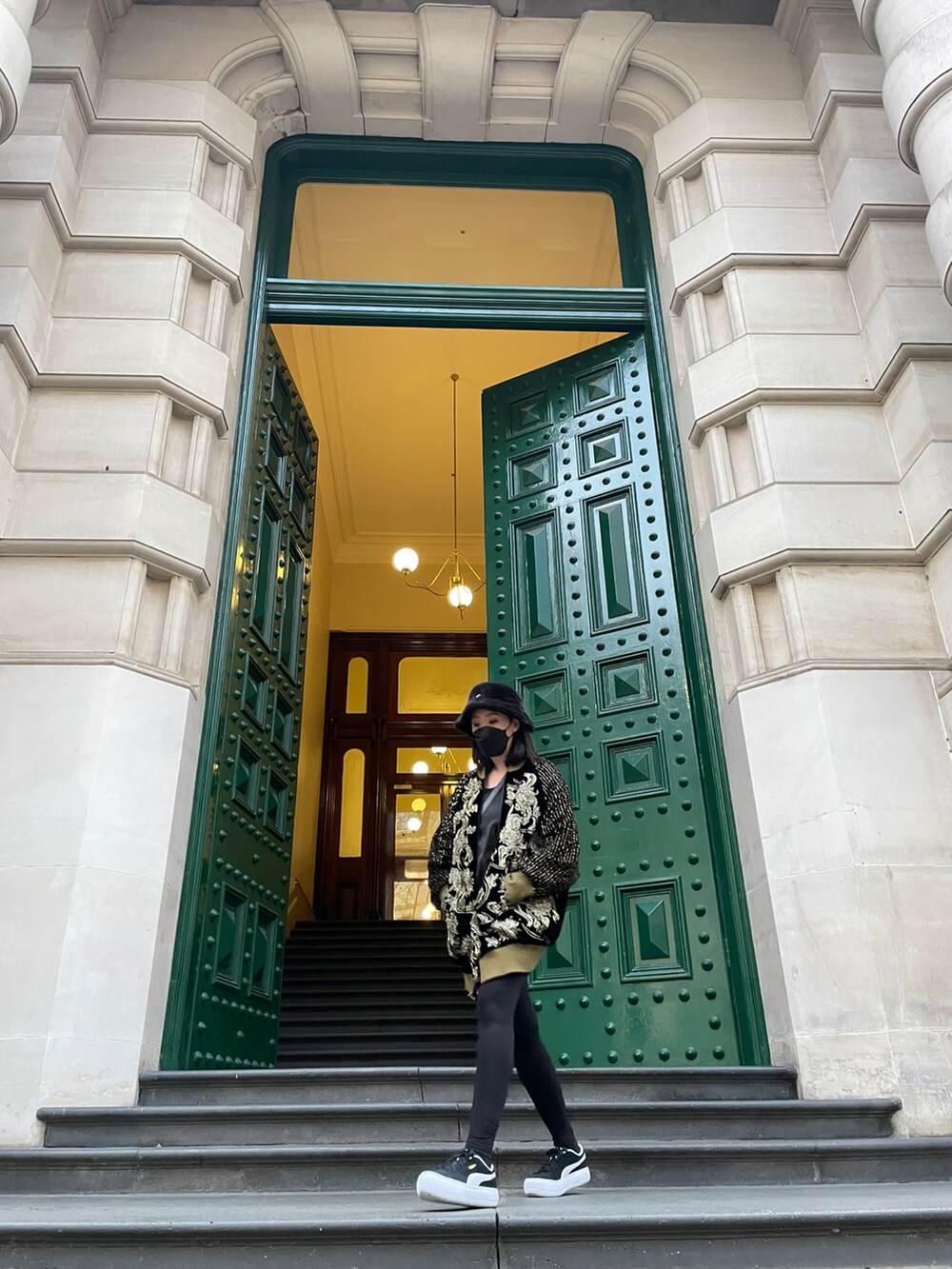 ブラック系のMA-1、ブラック系のスニーカー、ブラック系のハットを着用したレディースの冬コーディネートの2枚目の写真