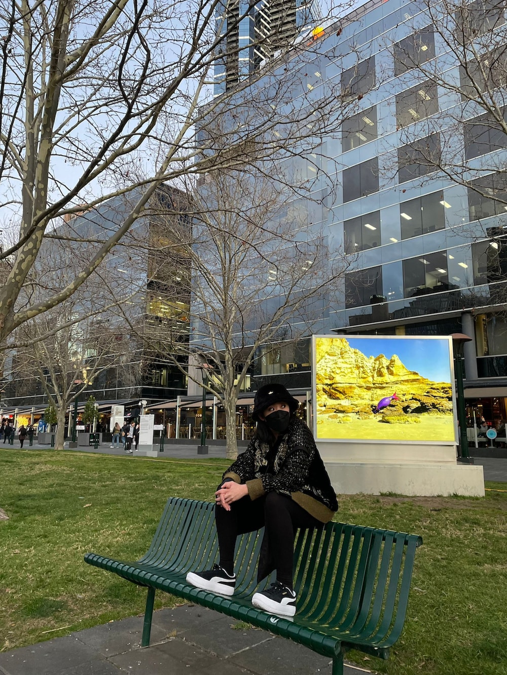 ブラック系のMA-1、ブラック系のスニーカー、ブラック系のハットを着用したレディースの冬コーディネートの3枚目の写真