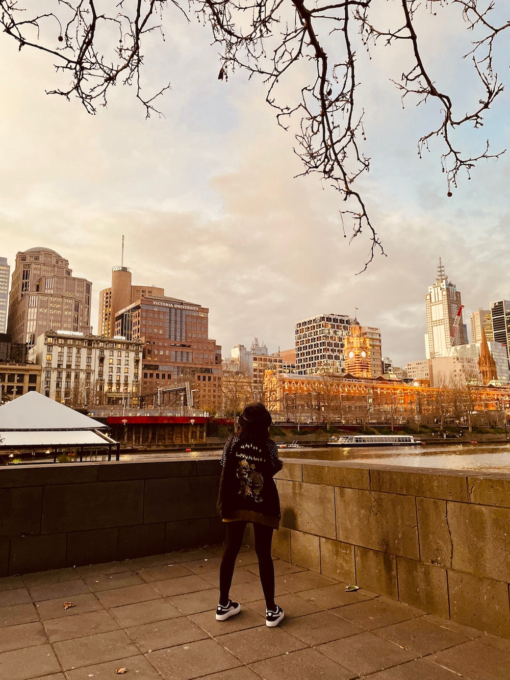 ブラック系のMA-1、ブラック系のスニーカー、ブラック系のハットを着用したレディースの冬コーディネートの4枚目の写真