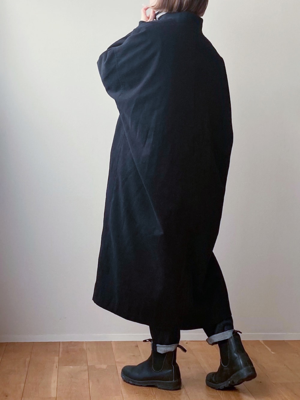 その他のニット/セーター、ブルー系のワンピース、グレー系のノーカラージャケットを着用したレディースの冬コーディネートの2枚目の写真