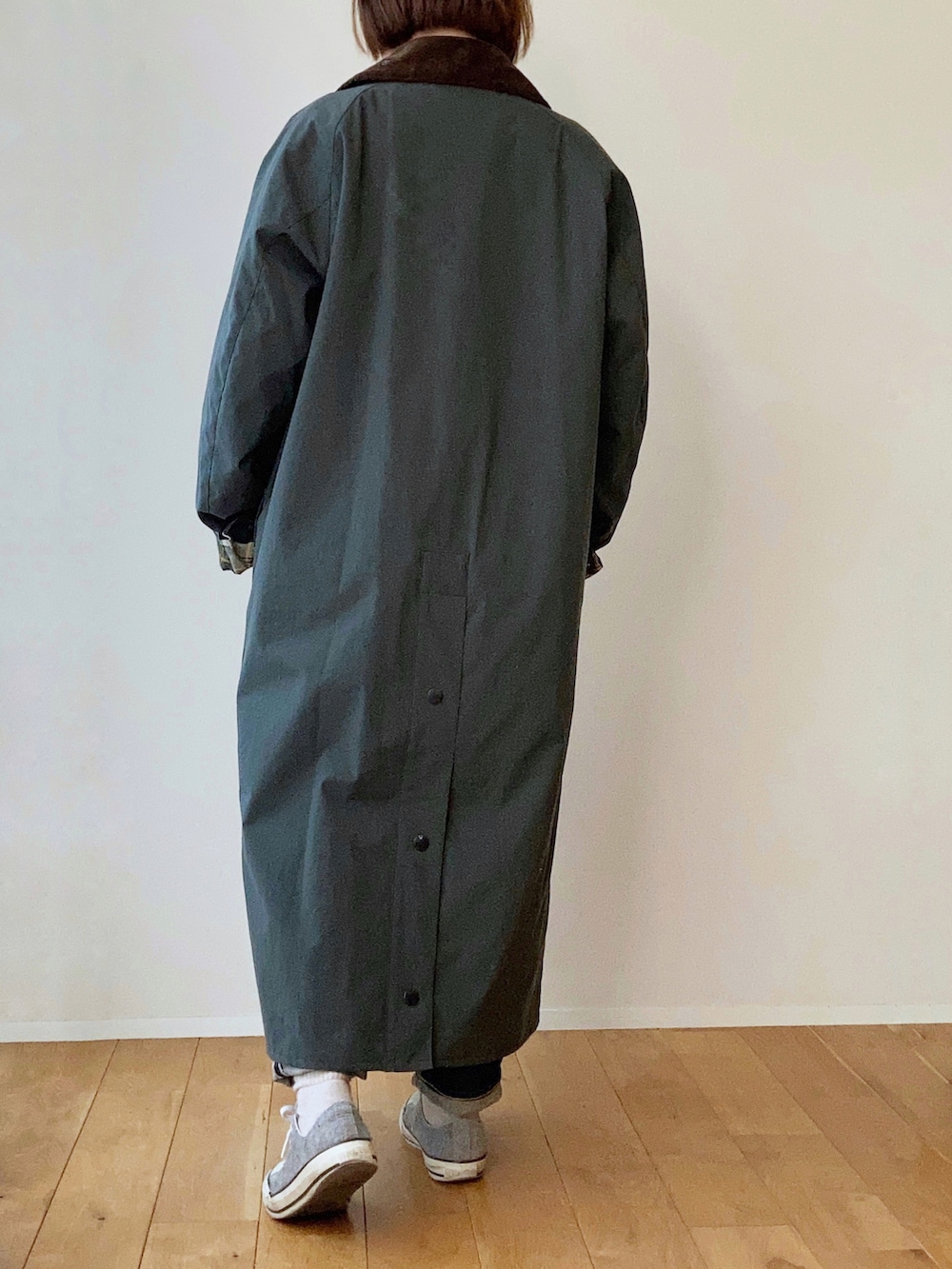 グリーン系のその他アウター、ベージュ系のシャツワンピース、ブルー系のデニムパンツを着用したレディースの秋コーディネートの2枚目の写真