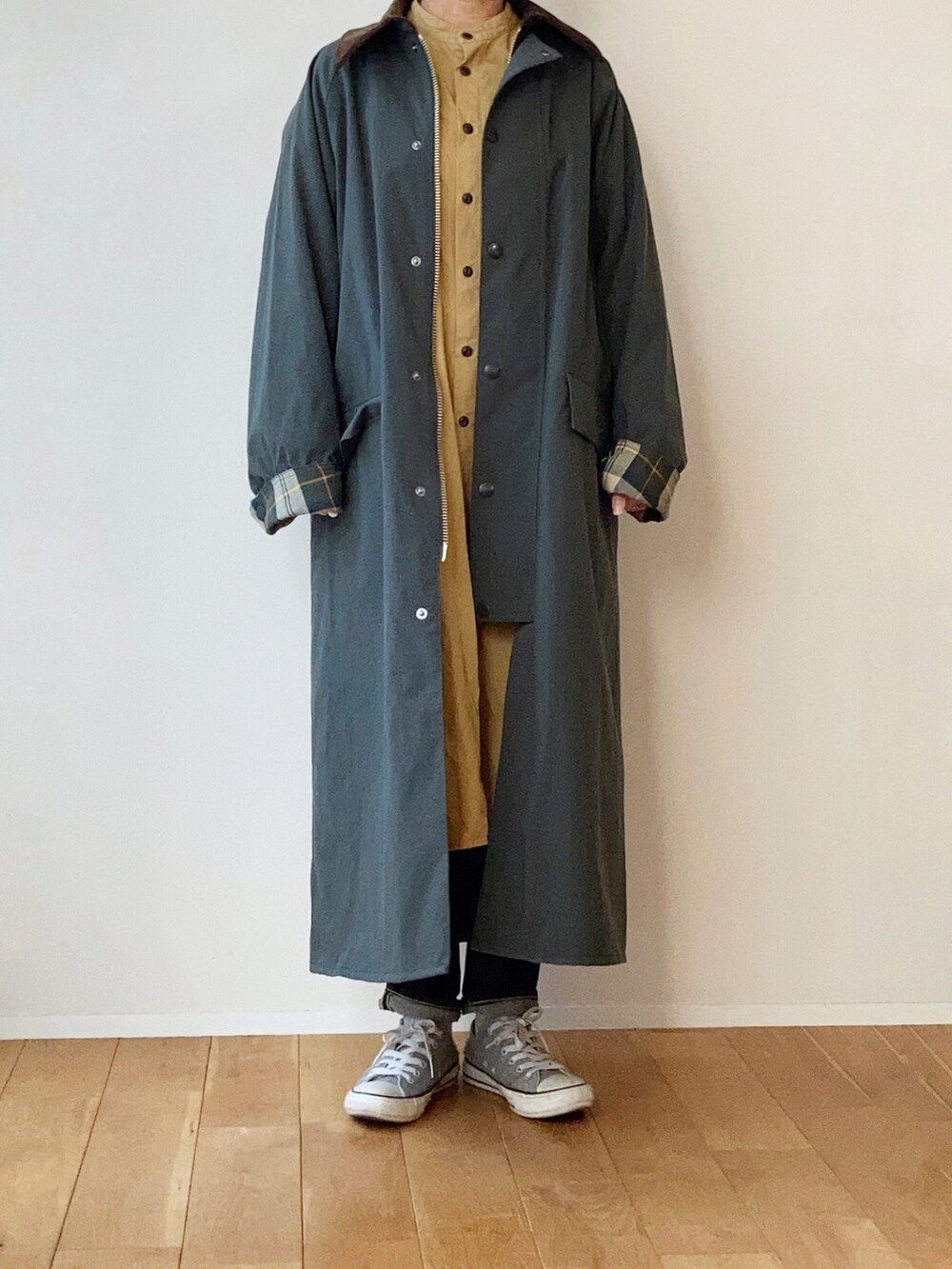 グリーン系のその他アウター、ベージュ系のシャツワンピース、ブルー系のデニムパンツを着用したレディースの秋コーディネートの3枚目の写真