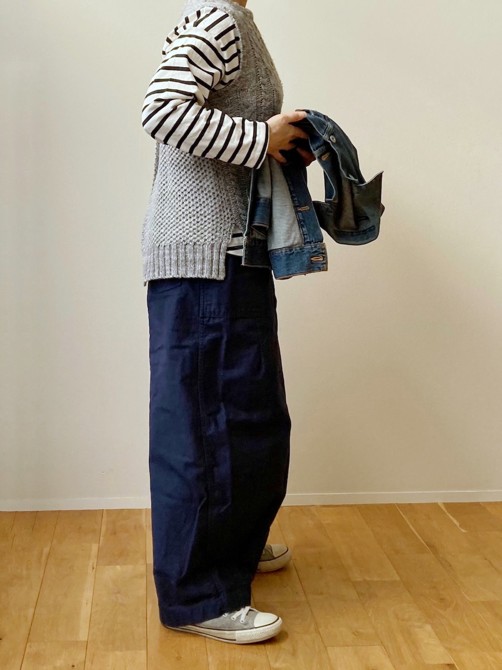 グレー系のベスト、グリーン系のその他パンツ、グレー系のスニーカーを着用したレディースの冬コーディネートの3枚目の写真