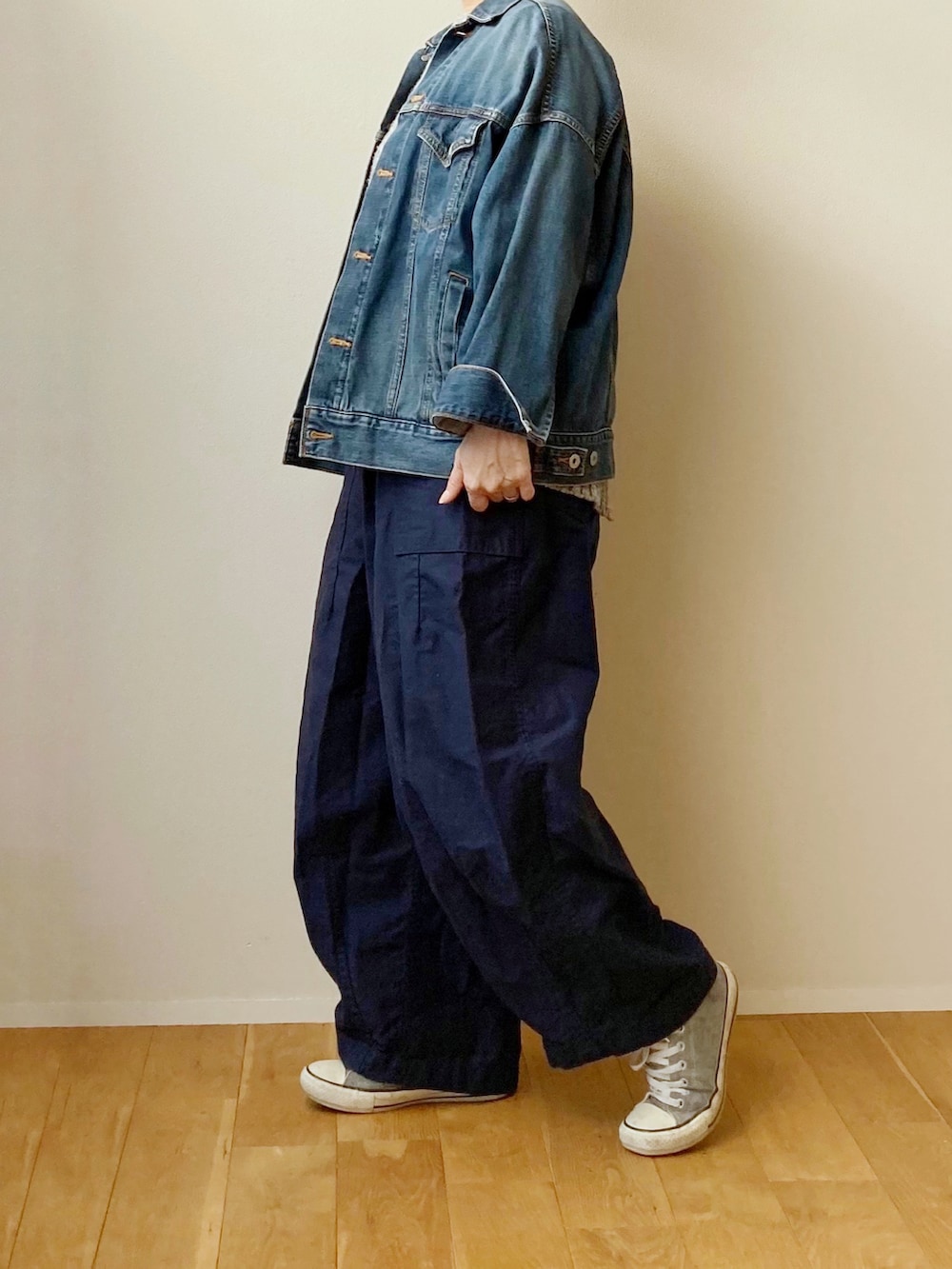 グレー系のベスト、グリーン系のその他パンツ、グレー系のスニーカーを着用したレディースの冬コーディネートの4枚目の写真