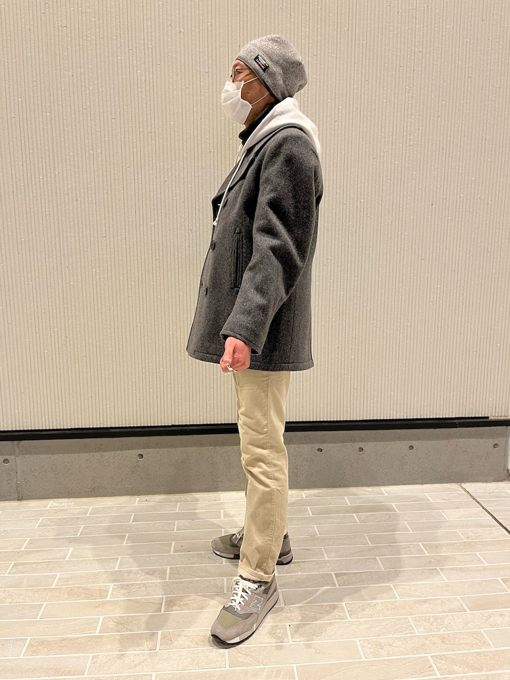 グレー系のピーコート、グレー系のピーコート、ベージュ系のその他パンツを着用したメンズの冬コーディネートの2枚目の写真