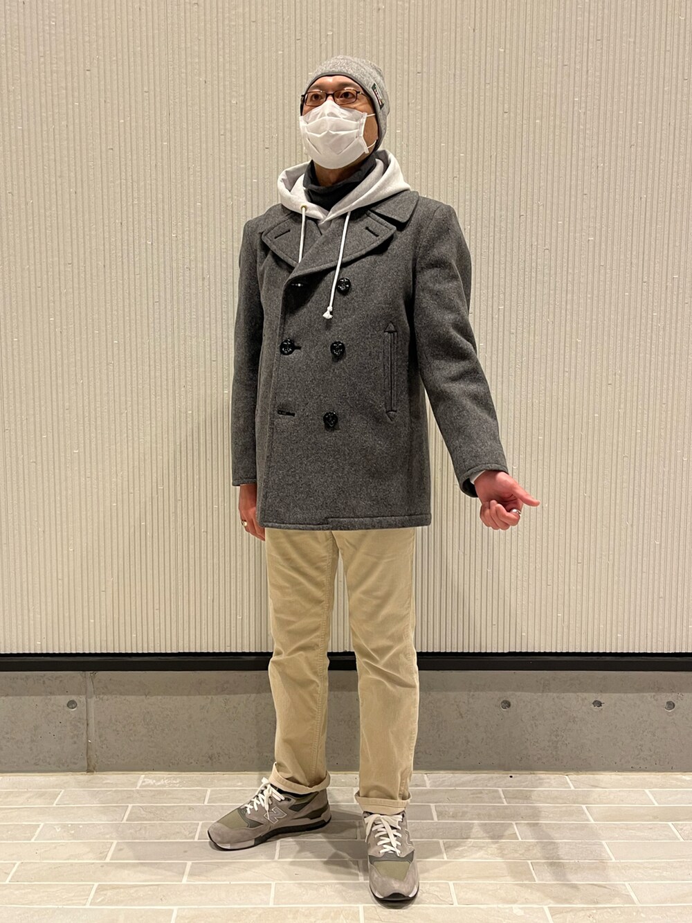 グレー系のピーコート、グレー系のピーコート、ベージュ系のその他パンツを着用したメンズの冬コーディネートの3枚目の写真