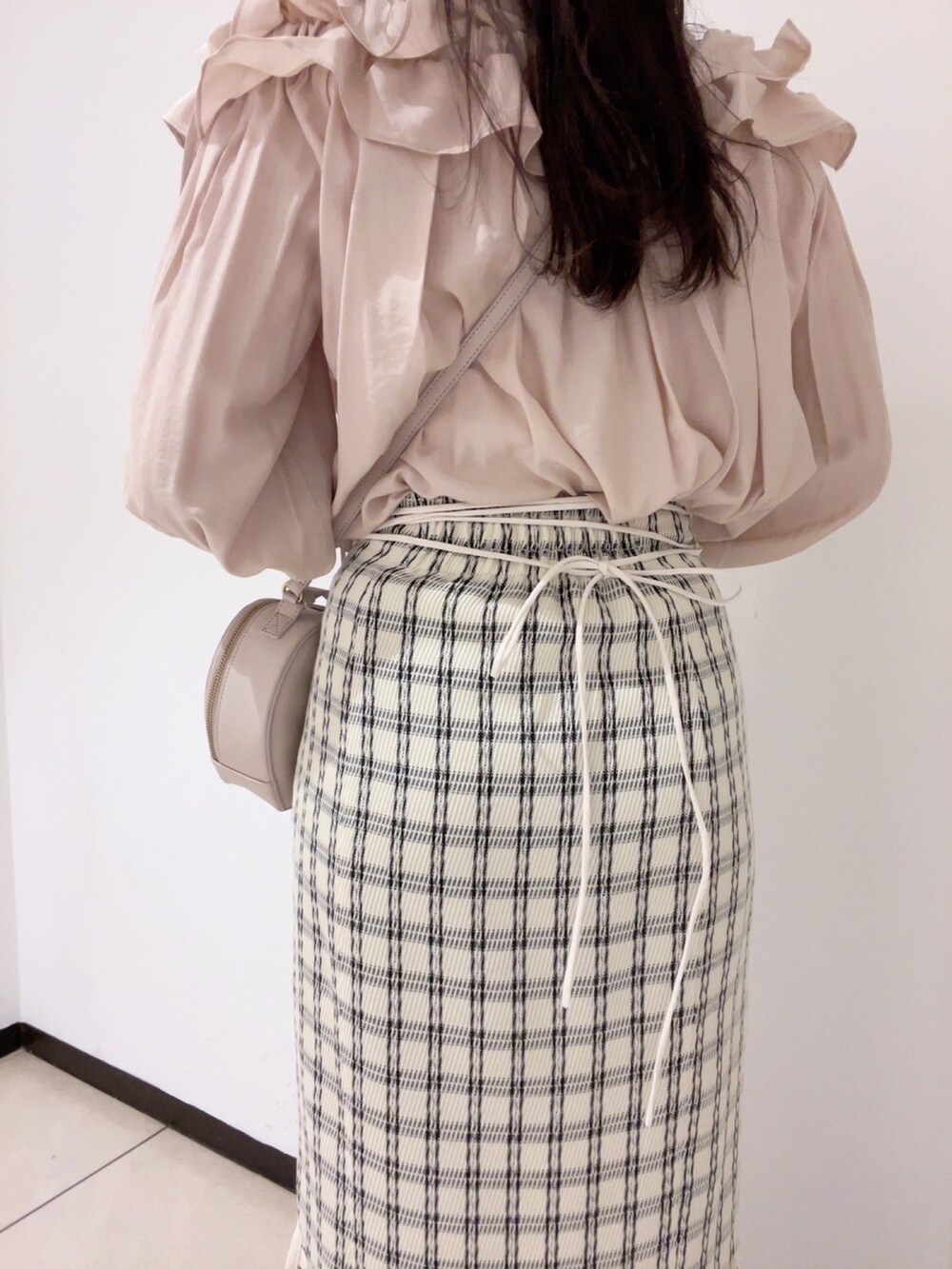 「大人女子、オトナ女子、フリル、ブラウス、スカート、チェック、春コーデ、deicy、mecouture」｜「DEICYのフリルギャザーオフショルブラウス（シャツ/ブラウス、ベージュ系）」を使った、DEICYさん（レディース・160cm）の冬コーディネートの3枚目の写真