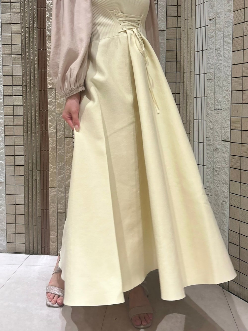 「オトナ女子、大人ガーリー、お出かけコーデ、休日スタイル、ワンピース、フリル、ブラウス、春コーデ、deicy、mecouture」｜「DEICYのレースアップニットビスチェワンピース（ワンピース、ホワイト系）」を使った、DEICYさん（レディース・160cm）の冬コーディネートの5枚目の写真