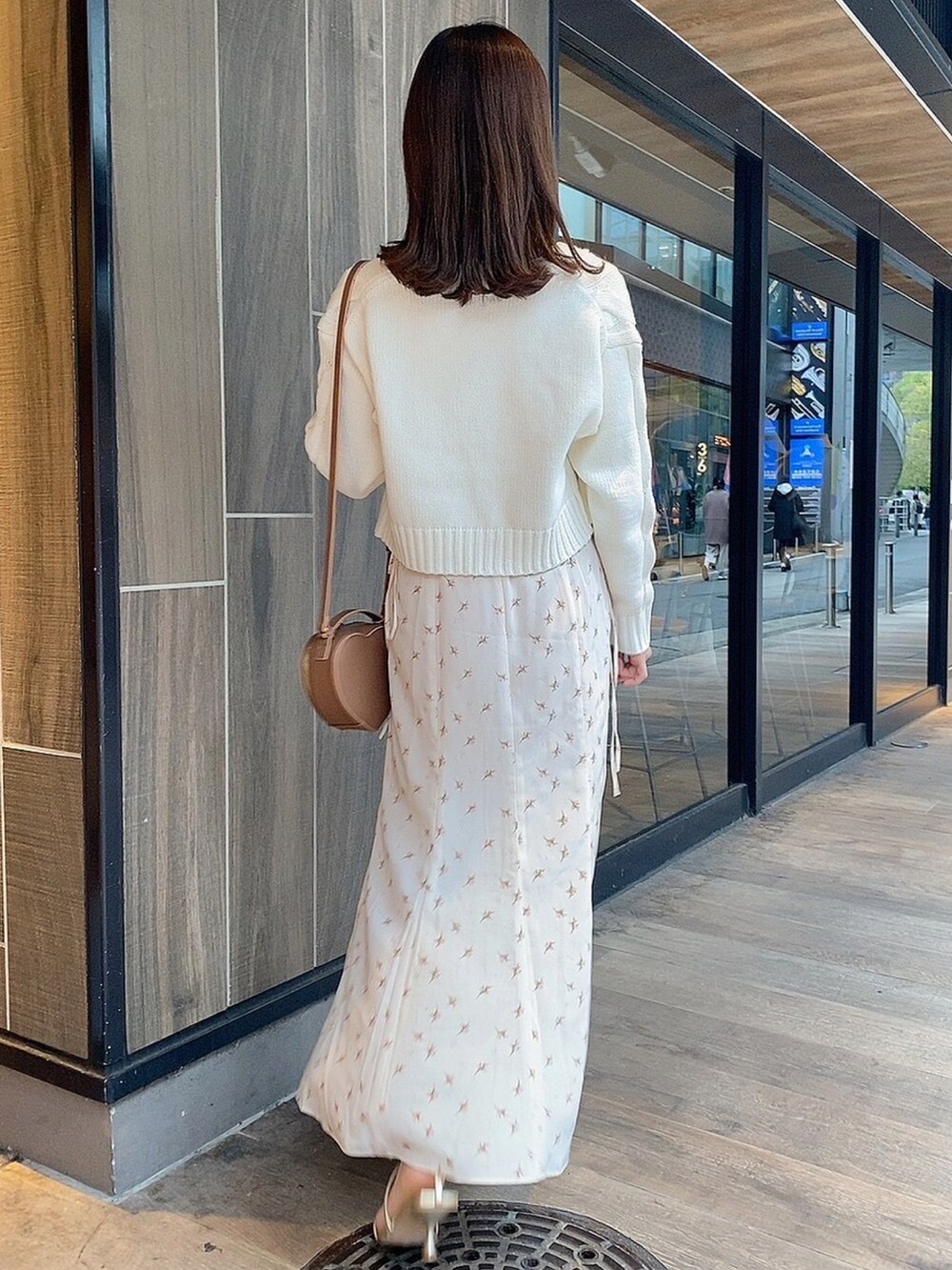 「春コーデ、オトナ女子、キャミワンピ、ワンピース、花柄、骨格ウェーブ、deicy、mecouture」｜「DEICYのＬｅ　ｂｏｕｔｏｎキャミワンピース（ワンピース、ホワイト系）」を使った、DEICYさん（レディース・160cm）の春コーディネートの2枚目の写真
