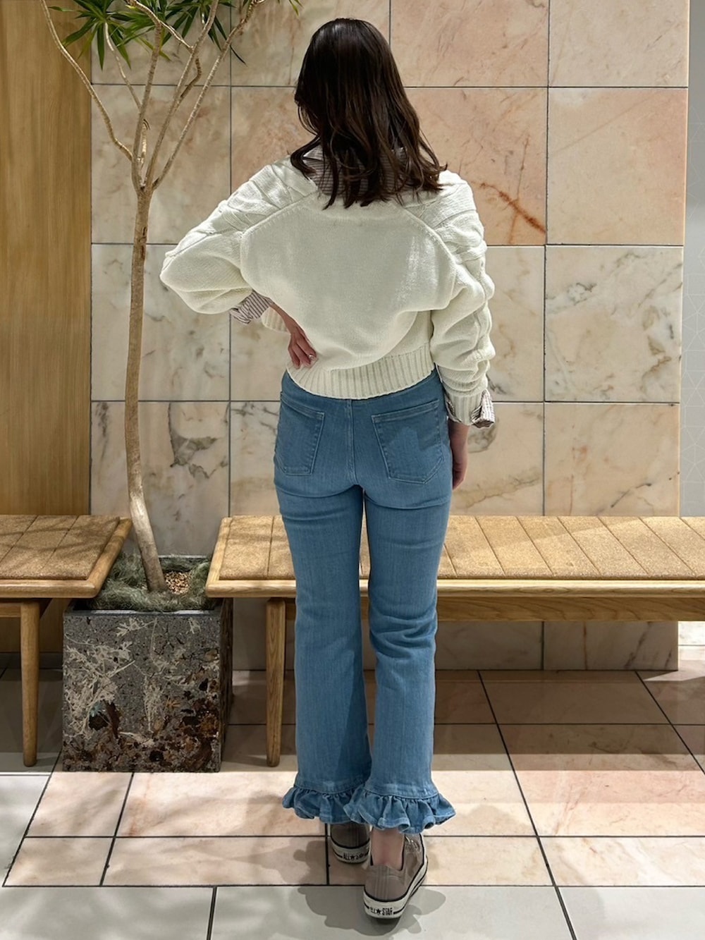 「春コーデ、デニム、スニーカー、オトナカジュアル、シャツスタイル、骨格ウェーブ、deicy、mecouture」｜「DEICYのＤｅｉｃｙルーズフィットシャツ（シャツ/ブラウス、ピンク系）」を使った、DEICYさん（レディース・160cm）の春コーディネートの2枚目の写真