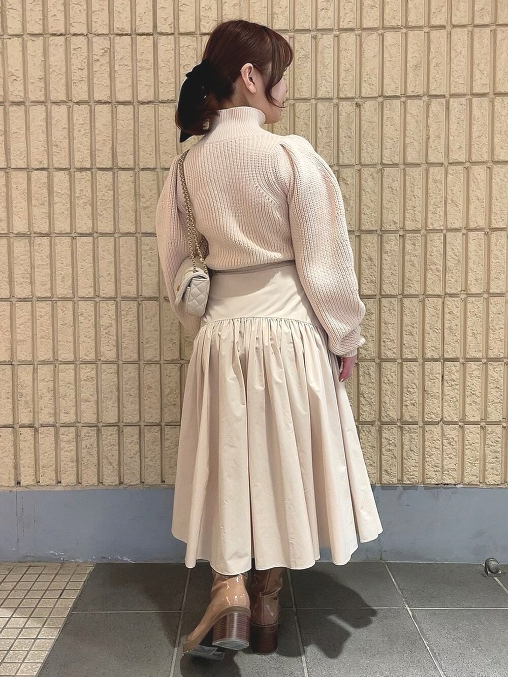 「オトナ女子、大人ガーリー、おでかけコーデ、スカート、ピンク、春コーデ、deicy、mecouture」｜「DEICYのギャザーボリュームミディスカート（スカート、ベージュ系）」を使った、DEICYさん（レディース・160cm）の冬コーディネートの3枚目の写真
