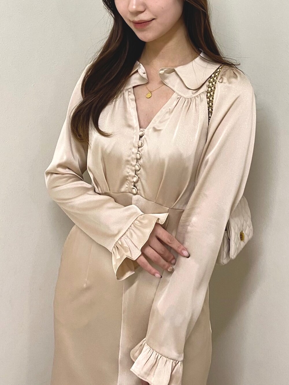 「オトナ女子、大人ガーリー、ワンピース、春コーデ、deicy、mecouture」｜「ME COUTUREのブライトサテンカットアウトドレス（ワンピース、ベージュ系）」を使った、DEICYさん（レディース・160cm）の冬コーディネートの3枚目の写真