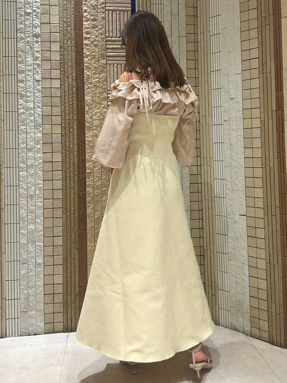 「オトナ女子、大人ガーリー、お出かけコーデ、休日スタイル、ワンピース、フリル、ブラウス、春コーデ、deicy、mecouture」｜「DEICYのレースアップニットビスチェワンピース（ワンピース、ホワイト系）」を使った、DEICYさん（レディース・160cm）の冬コーディネートの2枚目の写真