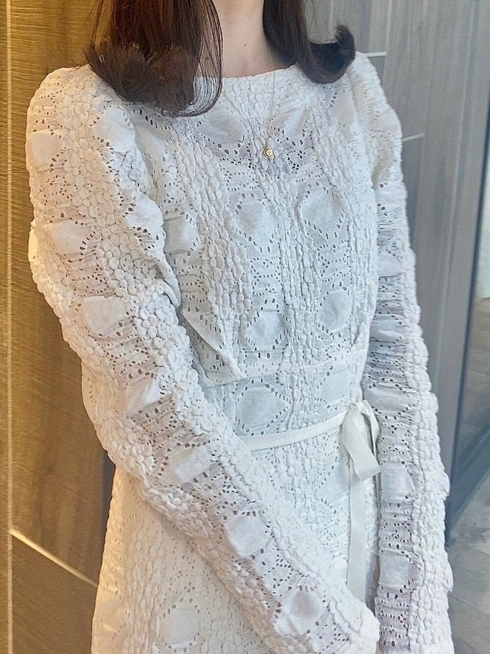 「ワンピース、レース、オトナ女子、大人コーデ、大人女子、春コーデ、春、おでかけコーデ、お出かけコーデ、骨格ウェーブ、deicy、mecouture」｜「ME COUTUREのストレッチレースドレス（ワンピース、ホワイト系）」を使った、DEICYさん（レディース・160cm）の春コーディネートの3枚目の写真